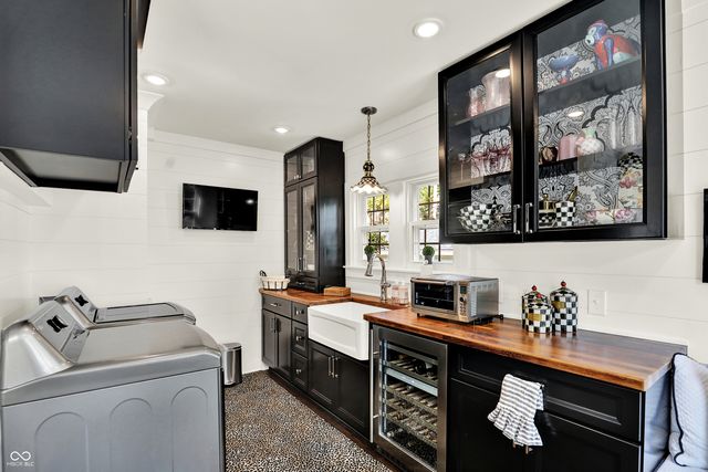 285 N Main Street, Zionsville, IN 46077