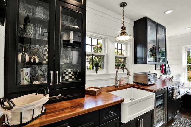 285 N Main Street, Zionsville, IN 46077