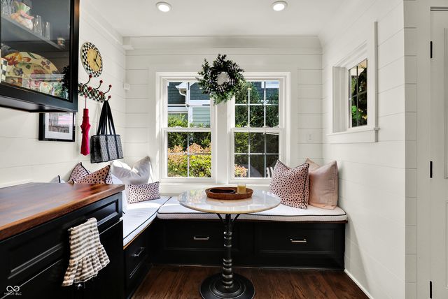 285 N Main Street, Zionsville, IN 46077