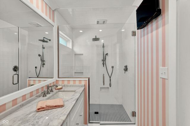 285 N Main Street, Zionsville, IN 46077