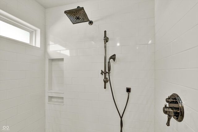 285 N Main Street, Zionsville, IN 46077