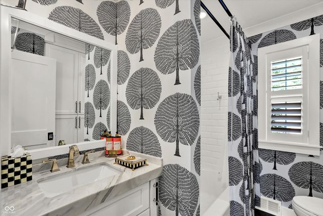 285 N Main Street, Zionsville, IN 46077