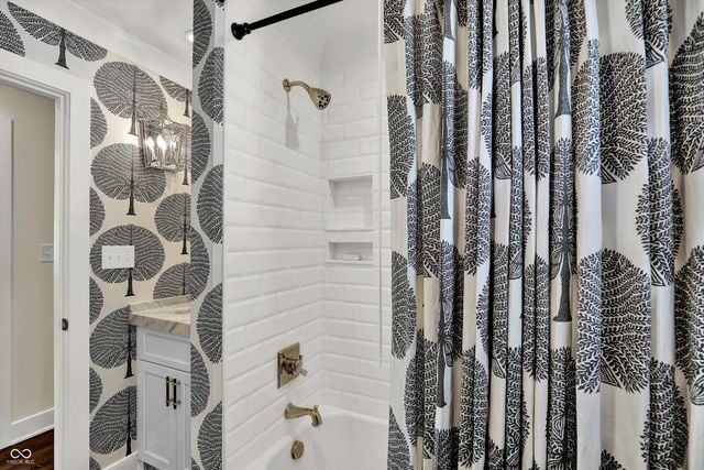 285 N Main Street, Zionsville, IN 46077