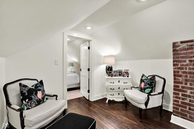 285 N Main Street, Zionsville, IN 46077