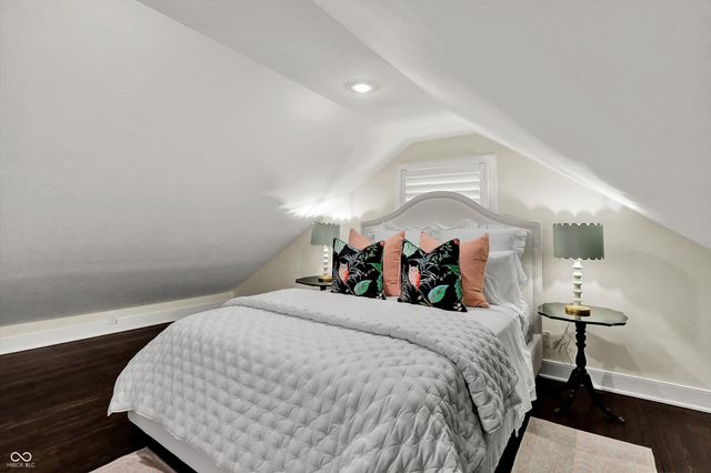 285 N Main Street, Zionsville, IN 46077