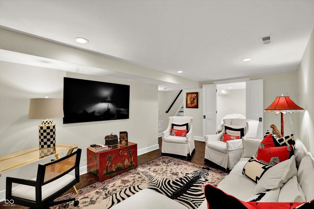 285 N Main Street, Zionsville, IN 46077