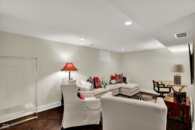 285 N Main Street, Zionsville, IN 46077