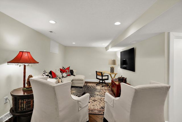 285 N Main Street, Zionsville, IN 46077