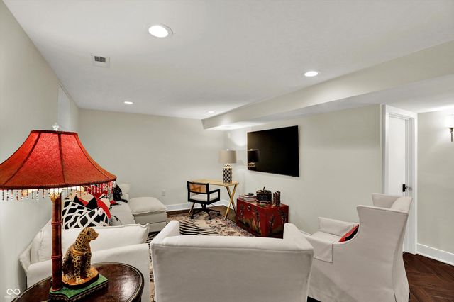 285 N Main Street, Zionsville, IN 46077