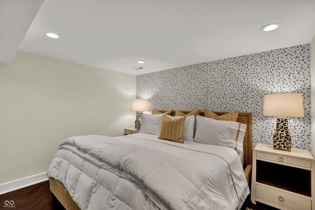 285 N Main Street, Zionsville, IN 46077