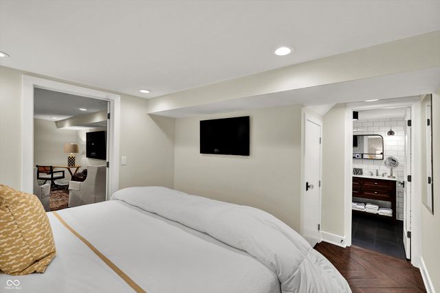 285 N Main Street, Zionsville, IN 46077