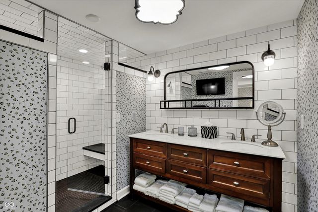 285 N Main Street, Zionsville, IN 46077