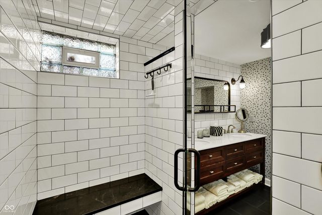 285 N Main Street, Zionsville, IN 46077