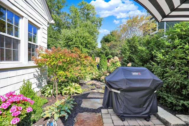 285 N Main Street, Zionsville, IN 46077