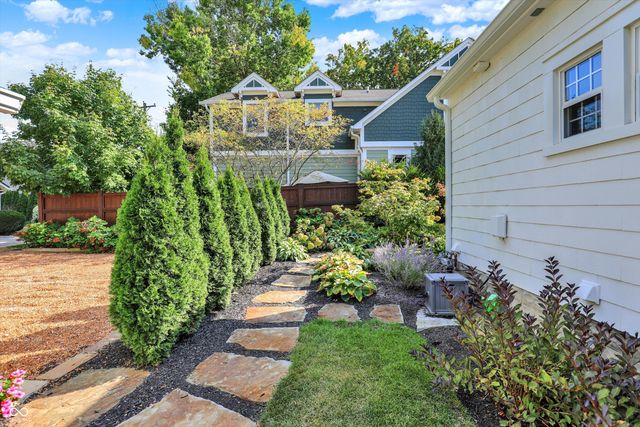 285 N Main Street, Zionsville, IN 46077