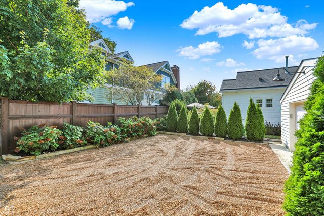 285 N Main Street, Zionsville, IN 46077