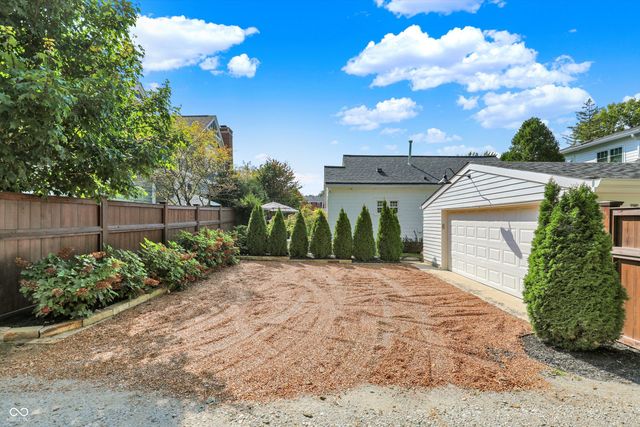 285 N Main Street, Zionsville, IN 46077