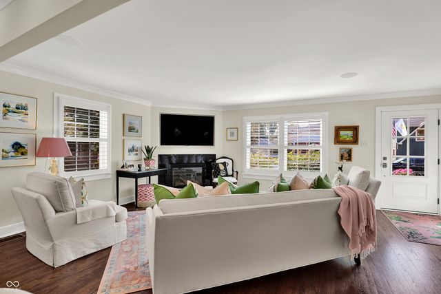 285 N Main Street, Zionsville, IN 46077