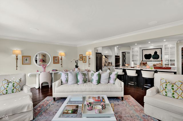 285 N Main Street, Zionsville, IN 46077