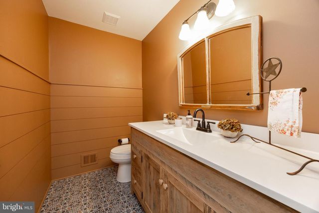 32 MCLEOD POND RD, Glenmoore, PA 19343