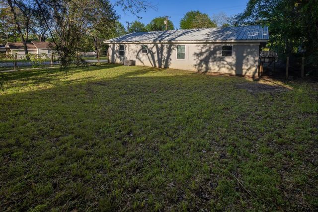 202 Hollywood St, Arp, TX 75750