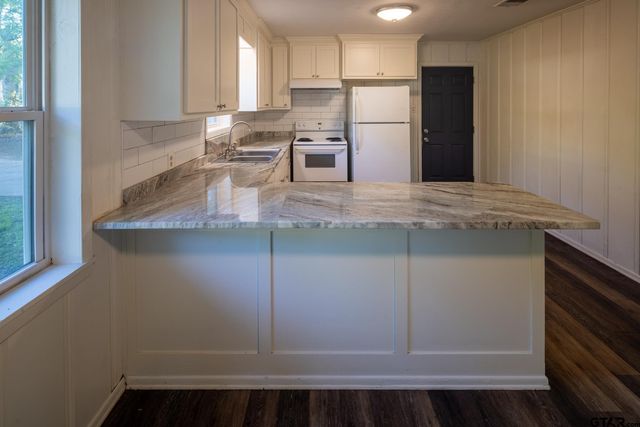 202 Hollywood St, Arp, TX 75750