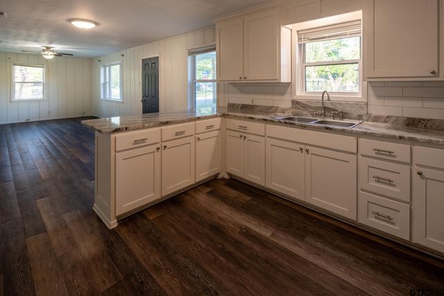 202 Hollywood St, Arp, TX 75750