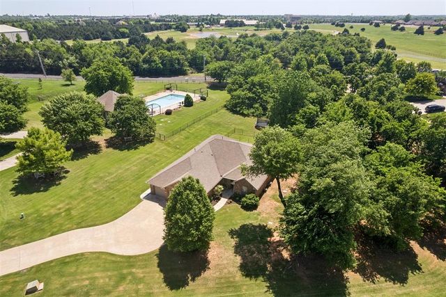 8308 Venezia Lane, Edmond, OK 73034