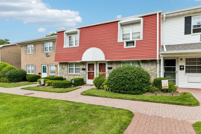 15 Springwood Drive, North Babylon, NY 11703