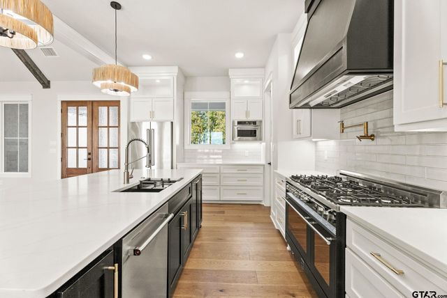 22405 Blue Water Rd, Chandler, TX 75758