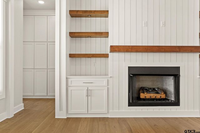 22405 Blue Water Rd, Chandler, TX 75758