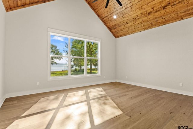 22405 Blue Water Rd, Chandler, TX 75758