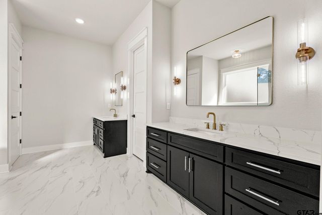 22405 Blue Water Rd, Chandler, TX 75758