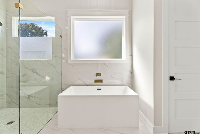 22405 Blue Water Rd, Chandler, TX 75758