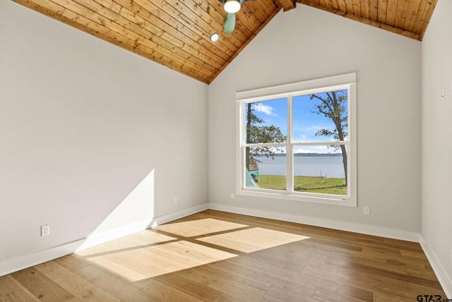 22405 Blue Water Rd, Chandler, TX 75758