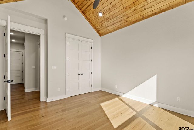 22405 Blue Water Rd, Chandler, TX 75758