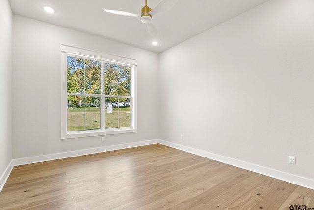 22405 Blue Water Rd, Chandler, TX 75758