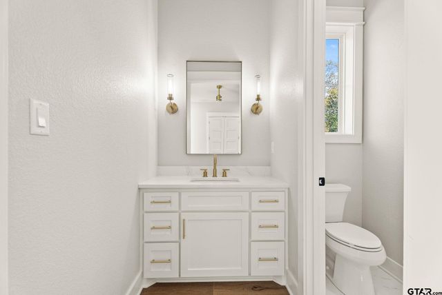 22405 Blue Water Rd, Chandler, TX 75758