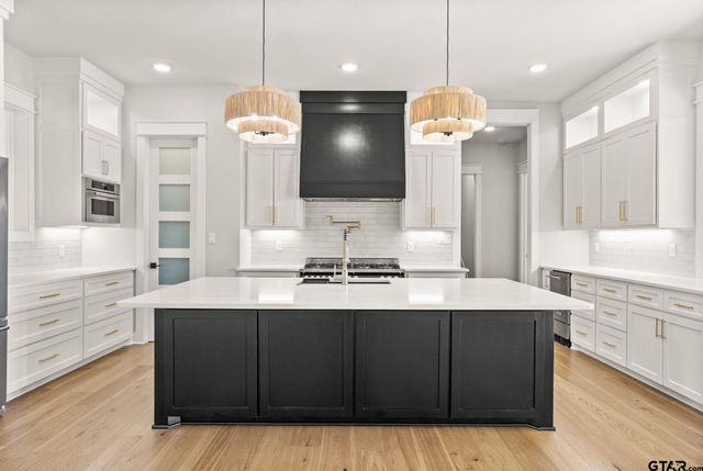 22405 Blue Water Rd, Chandler, TX 75758