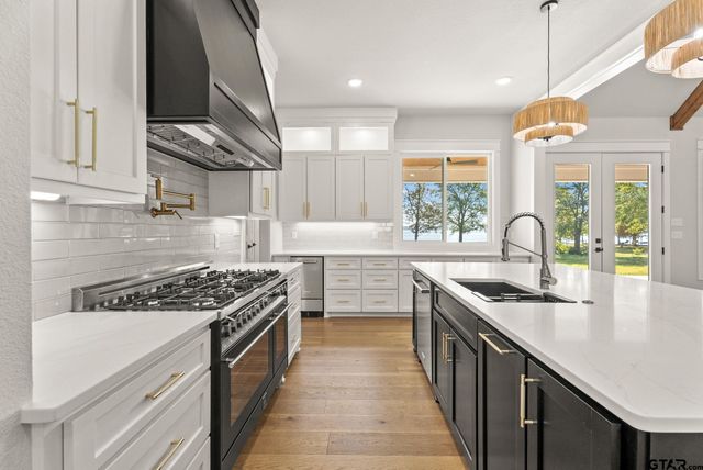 22405 Blue Water Rd, Chandler, TX 75758