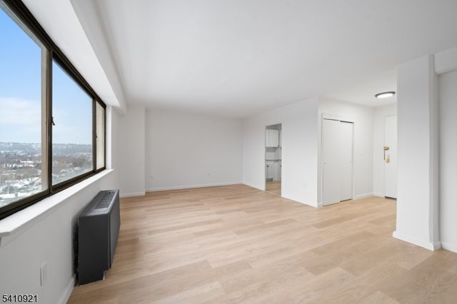 275 Prospect St 16 M, East Orange City, NJ 07017