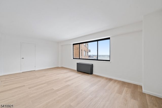 275 Prospect St 16 M, East Orange City, NJ 07017