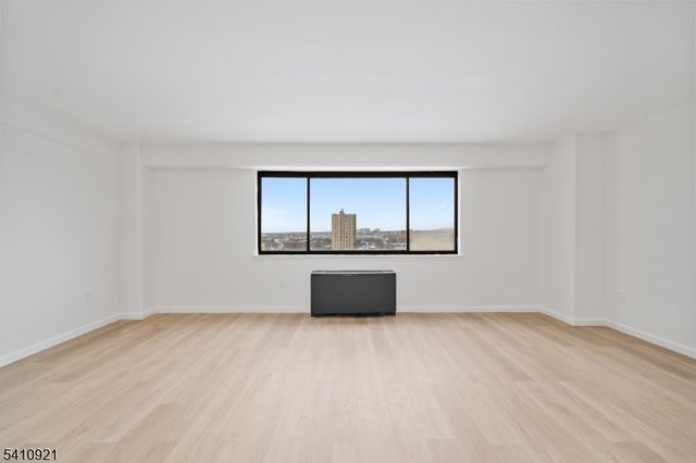 275 Prospect St 16 M, East Orange City, NJ 07017