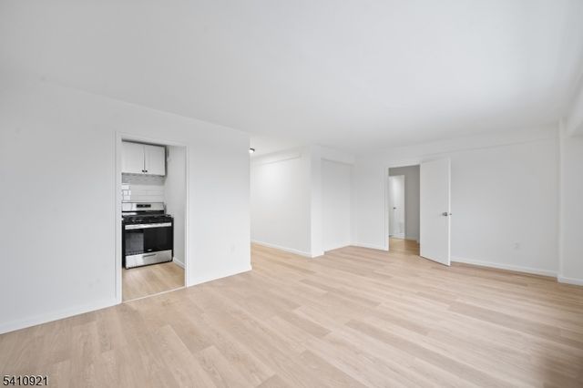 275 Prospect St 16 M, East Orange City, NJ 07017