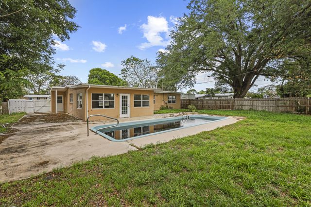 333 SW Lucero Drive, Port St. Lucie, Port St Lucie, FL 34983