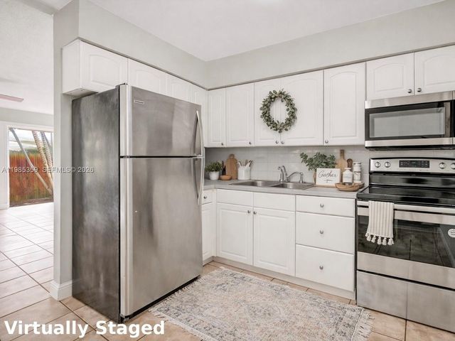 3042 NE 13th Ave, Oakland Park, FL 33334