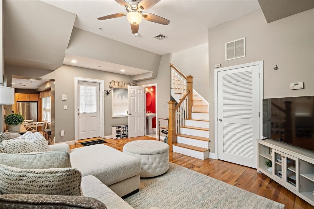 336 Saratoga St 8, Boston, MA 02128