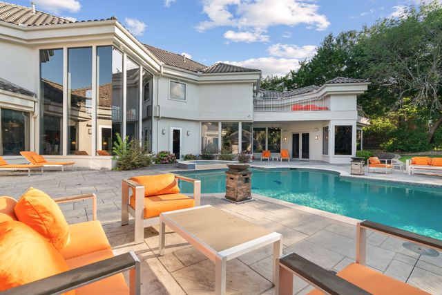 1913 Windmill Hill Lane, Desoto, TX 75115