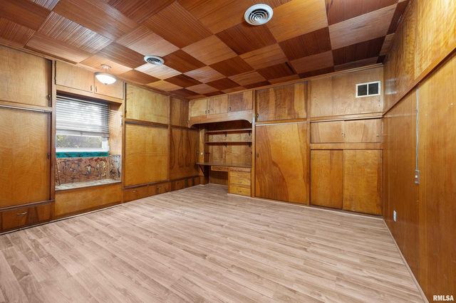 660 18TH Avenue, East Moline, IL 61244