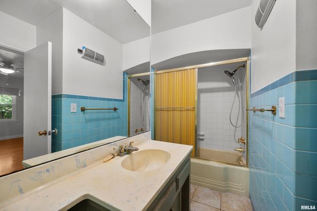 660 18TH Avenue, East Moline, IL 61244